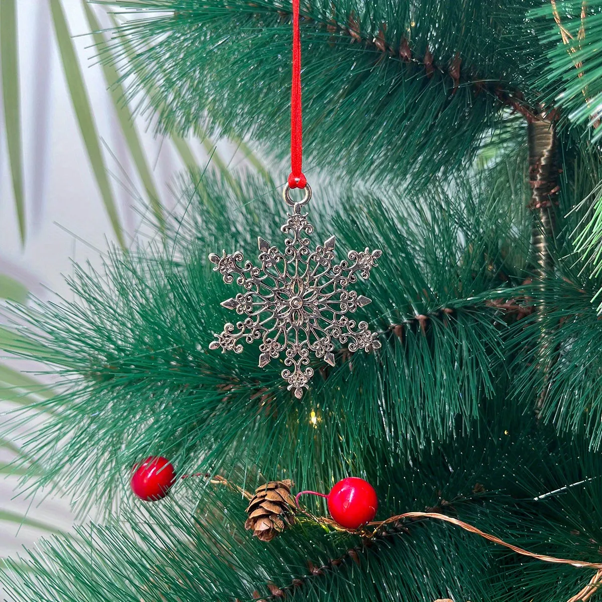 1pc Festive Metal Christmas Tree Pendant - Tree Toppers for Holiday Scene Decor, Room Decoration, Birthday Party Supplies, and Christmas Gift Ideas with Hanging Ornament Feature