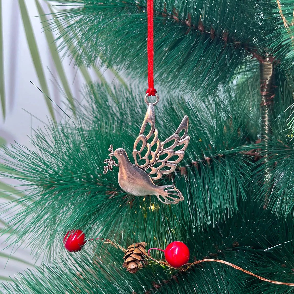 1pc Festive Metal Christmas Tree Pendant - Tree Toppers for Holiday Scene Decor, Room Decoration, Birthday Party Supplies, and Christmas Gift Ideas with Hanging Ornament Feature